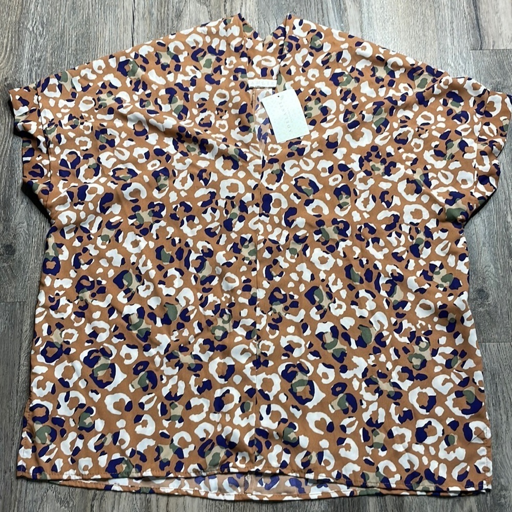NWT Karlie Leopard Taupe Camo VNeck Blouse, size medium